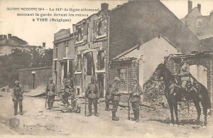 le 147e de ligne allemand pose firement devant les ruines de Vis en 1914