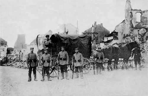 Les soldats allemands devant les ruines de Vis en 1914