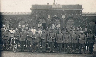 Soldats et officiers allemands posant devant la gare de Vis en 1914