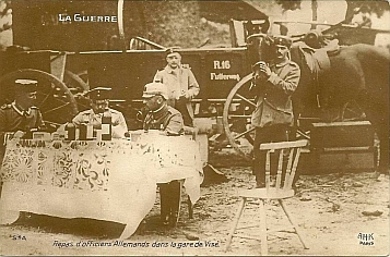 Officiers allemands dinant  la gare de Vis