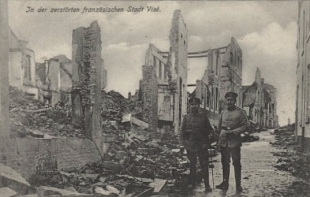 Vis 1914, les allemands posent devant les ruines