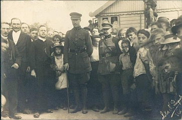 le Roi Albert et l'Abb Goffin en 1919  Vis