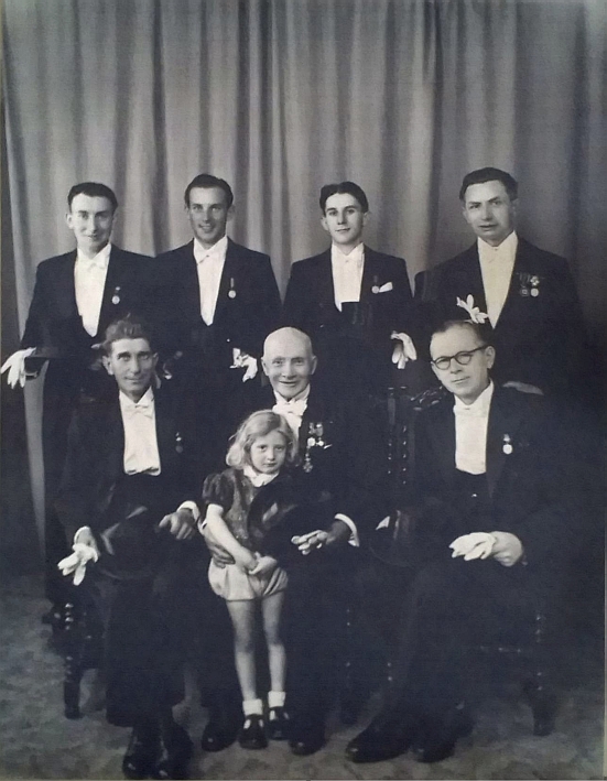 Emile, Alfred et Nico Kinet et Hubert George et assis; Nicolas Kinet, Alfred Warnant et Clestin Nizet