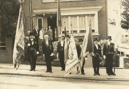 Le prsident Joseph Das et les officiers porte-drapeau en 1980