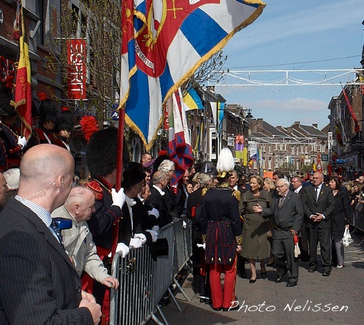 Les Francs Arquebusiers saluent la Reine Paola