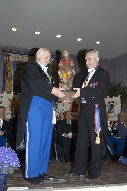 La remise du cadeau des Francs Arquebusiers aux Arbaltriers de Vis