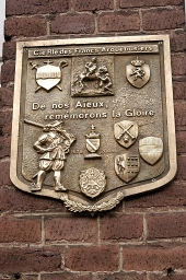 La plaque de bronze en gravure hraldique inaugure en novembre, ralise et offerte par M. Poelmans
