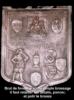 brut de fonderie, plaque commmorative du 425e anniversaire des Francs Arquebusiers de vis- belgique