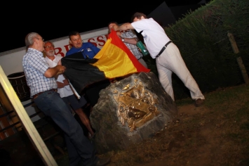 bronze du 150e anniversaire de la fte  Devant-le-Pont (Vis) Pierre Offerman, Yves Closset, Dany Wathelet, Alain Troquet et Marc Poelmans
