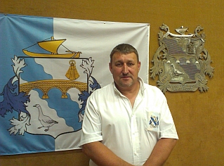 Le Prsident de la Jeunesse Dany Wathelet devant la drapeau et le moule du bronze