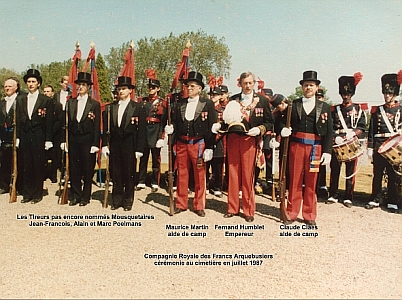 Fernand Humblet, Empereur de1979  1992-crmonie au cimetire de Lorette, l'Empereur Fernand Humblet, les aides de camp Claude Claes et Maurice Martin, les Mousquetaires Jean-Franois, Alain et Marc Poelmans