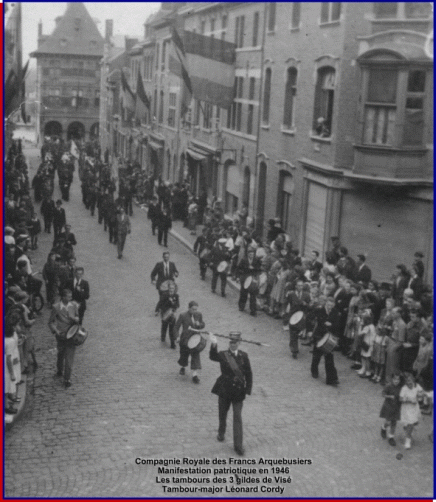 1946 hommage aprs la guerre Lonard Cordy Tambour-major commande des tambours des 3 gildes