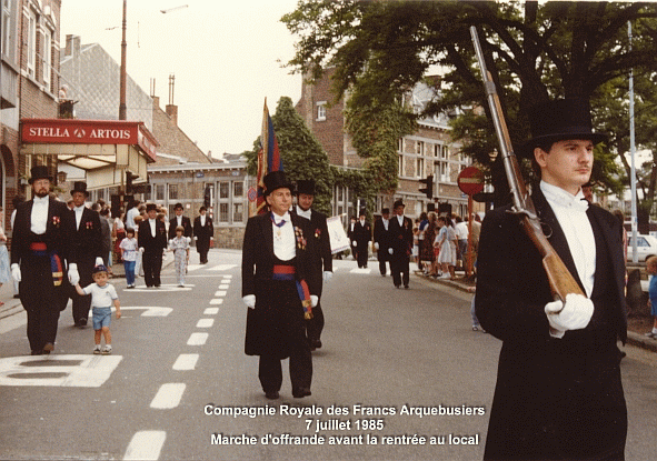 Marche d'offrende en 1985,  l'avant plan Marc Poelmans futur Capitaine des Mousquetaires