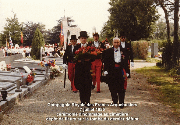 crmonie au cimetire de Lorette en 1985, Didier Kinet Prsident des Jeunes Francs et Emile Kinet suivis de l'Empereur Fernand Humblet