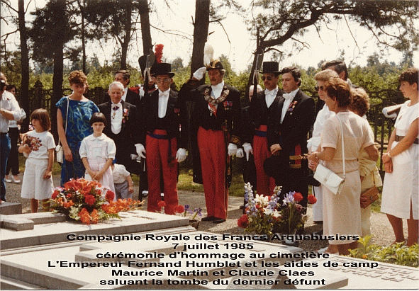 Crmonie d'hommage au cimetire sur la tombe du dernier dfunt de l'anne 7 juillet 1985,Fernand Humblet Empereur, aides de camp Maurice Martin et Claude Claes