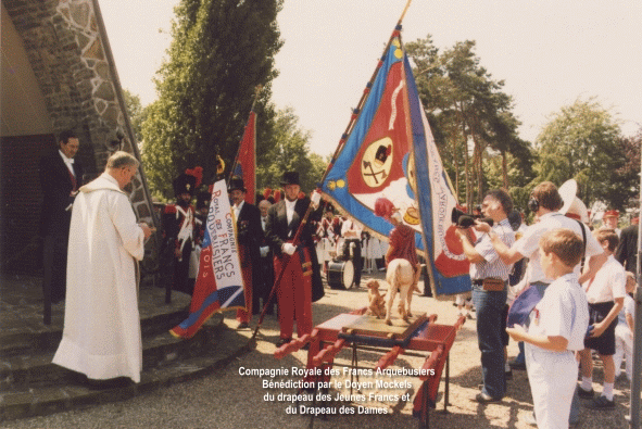 le Doyen Mockels bnit le Drapeau des dames et celui des jeunes Frncas, cimetire de Lorette