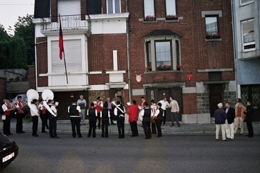 Le Rveil des Francs Arquebusiers par l'harmonie Ste Ccile d'Eben en juillet 2005 chez Robert Menten