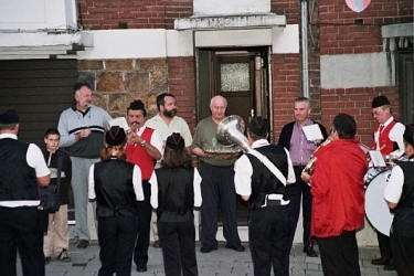 Le Rveil des Francs Arquebusiers par l'harmonie Ste Ccile d'Eben en juillet 2005 chez Robert Menten