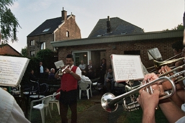 Le Rveil des Francs Arquebusiers par l'harmonie Ste Ccile d'Eben en juillet 2005 chez Alain Woolf empereur