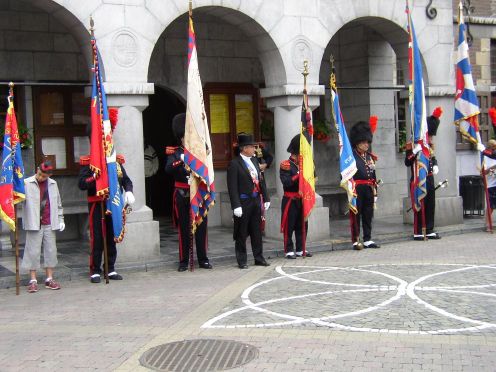Gnral Kinet et drapeaux Htel de Ville de Vis juillet 2003