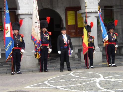 Gnral Kinet et drapeaux Htel de Ville de Vis juillet 2003