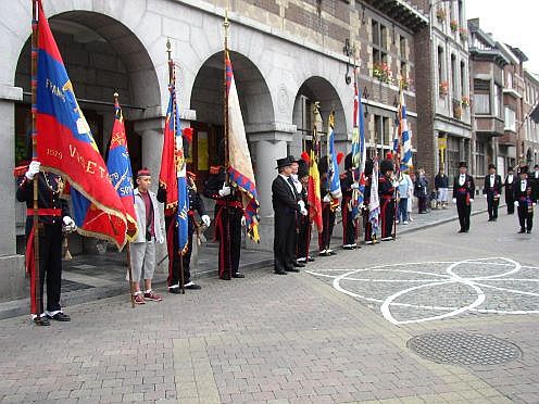 Gnral Kinet et drapeaux Htel de Ville de Vis juillet 2003
