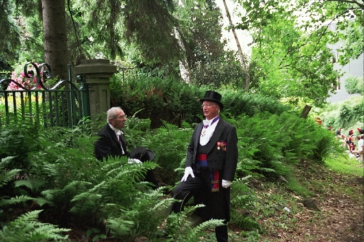 Pierrot Brouha fait une halte dans la cte, en conversation avec le Capitaine-commandant Guy George
