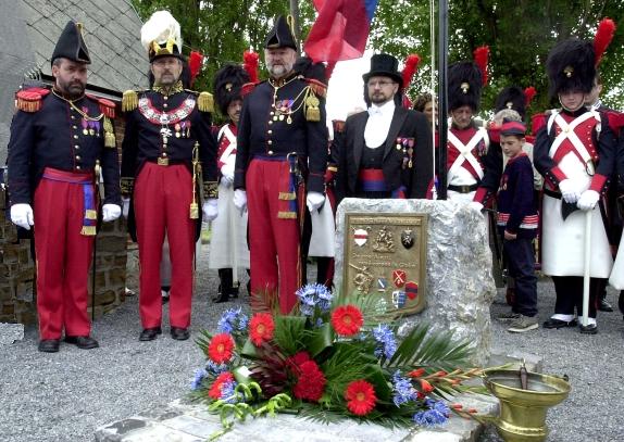 Le monument du 425e en honneur aux disparus,derrière l'auteur Marc Poelmans,à côté l'Empereur Alain Woolf et ses aides-de-camp