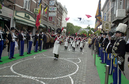 Haie d'honneur des Arbaltriers  l'avant-plan; le Roy M. Ronday