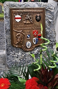 La plaque de bronze du monument (11 kgs) en couleurs ralise et offerte par M. Poelmans