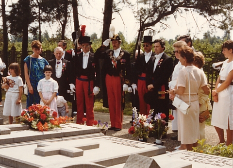 Dépot de fleur sur la tombe du dernier défunt par l'Empereur Fernand Humblet