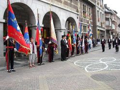 Le gnral-Prsident Kinet et les drapeaux des Francs Arquebusiers