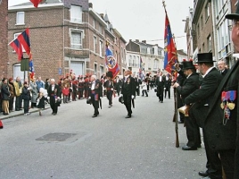 Mousquetaires des Francs Arquebusiers devant la salle de l'Alliance