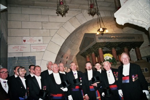 les officiers devant l'ex-voto  gauche,  droite le tombeau de St Martin